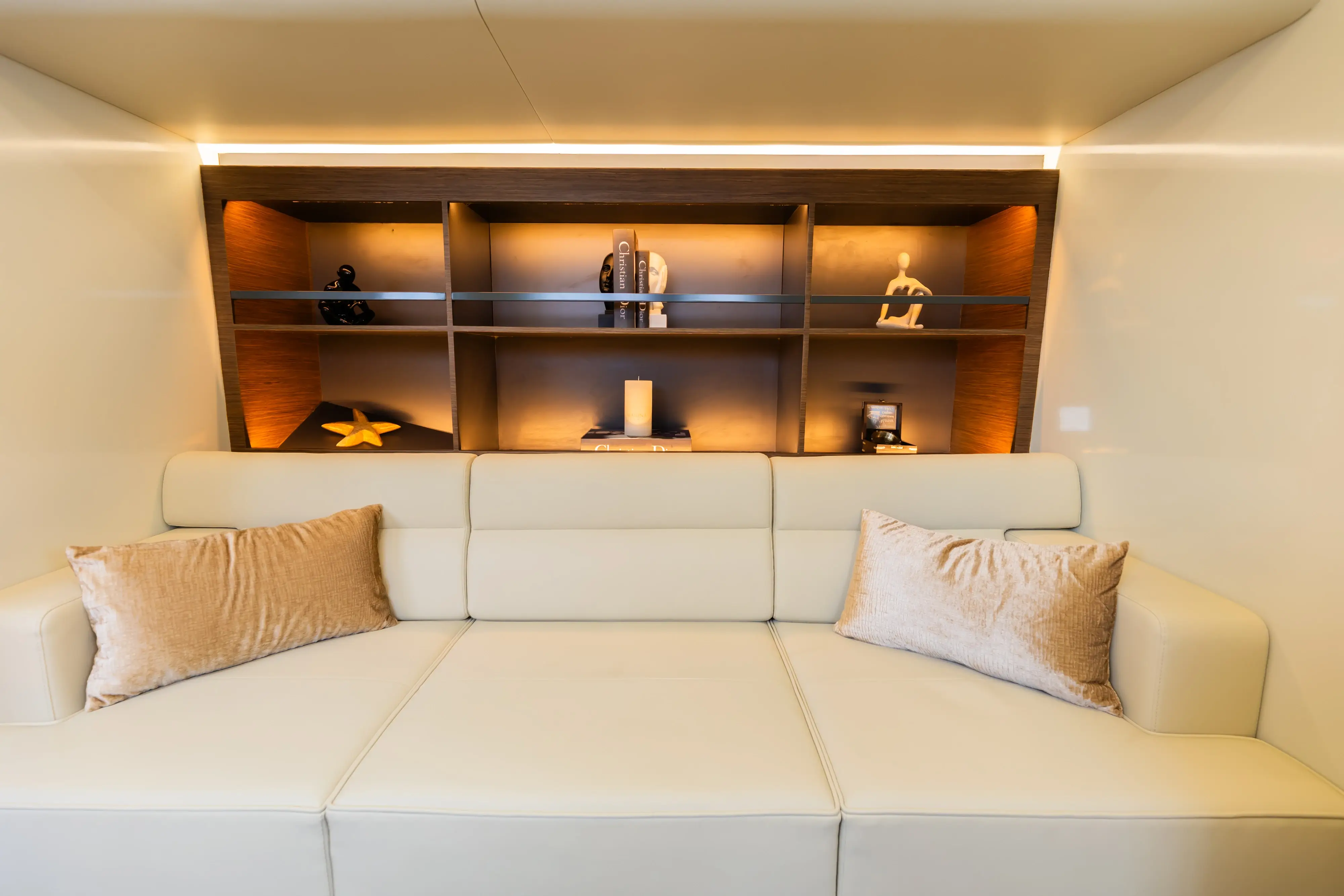 Aquila Luxury Yacht Charter — photo 3 of 14