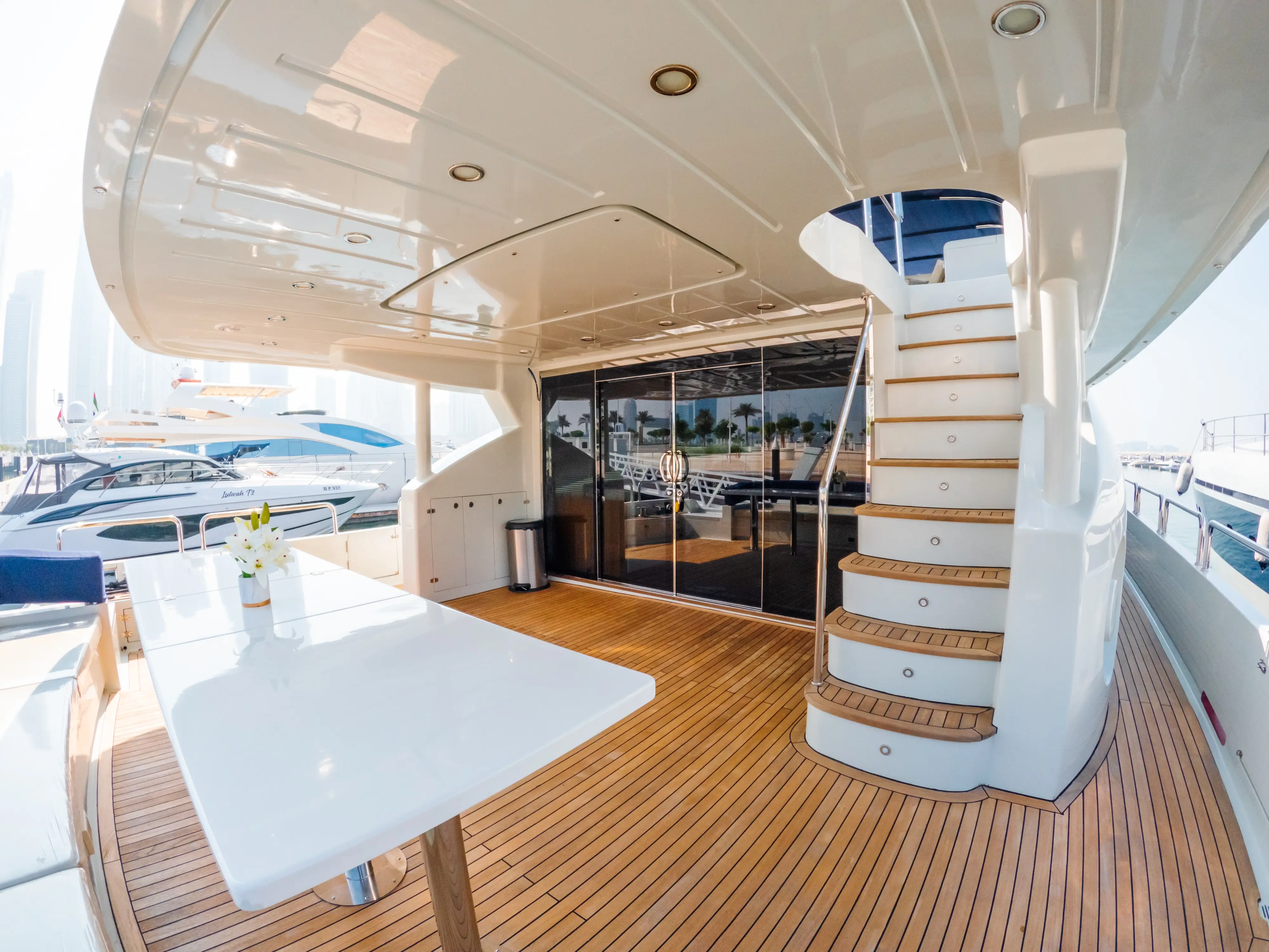 Caliente Luxury Yacht Charter — photo 11 of 13