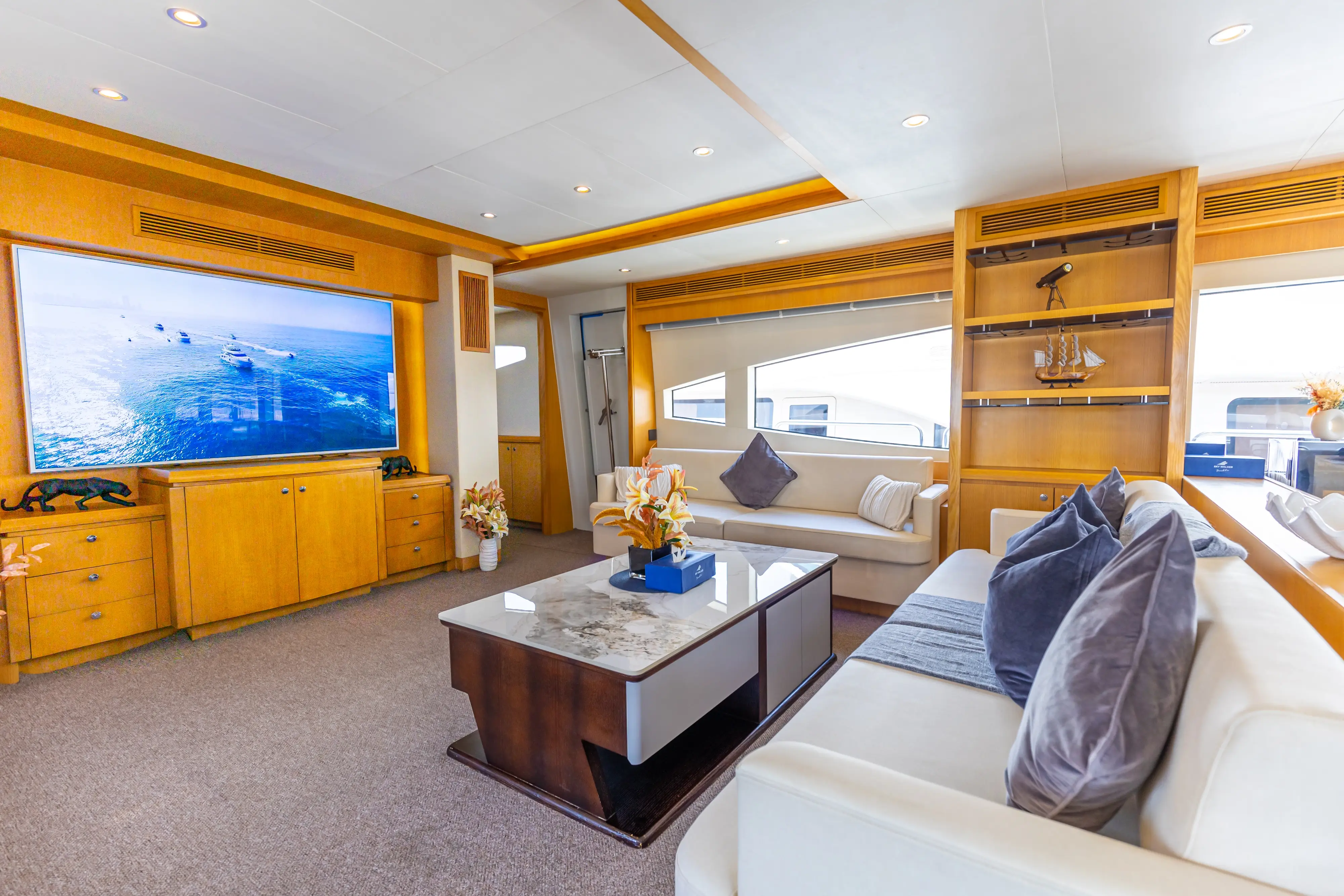 Caliente Luxury Yacht Charter — photo 8 of 13