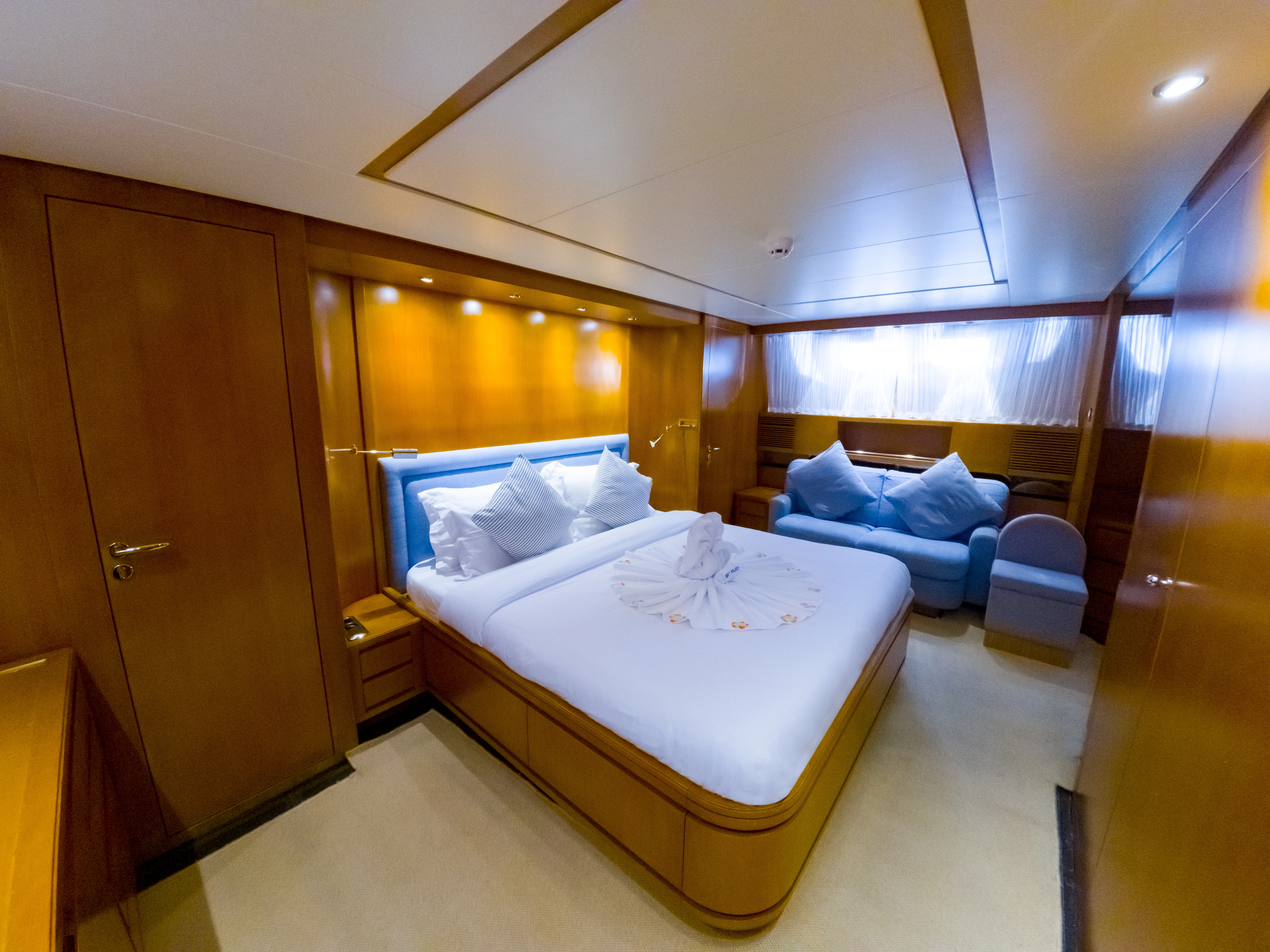 San Lorenzo Luxury Yacht Charter — photo 4 of 11