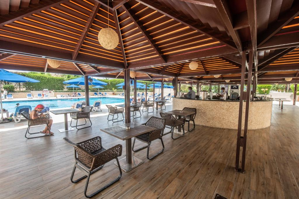 BM Beach Hotel — photo 10 of 14